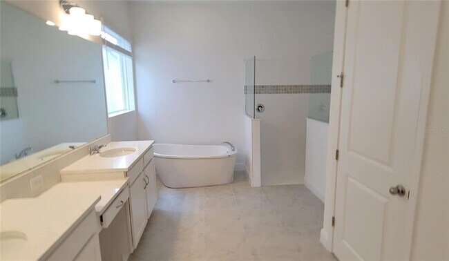 Building Photo - 15142 Lake Bessie Loop