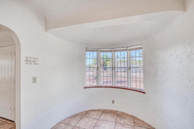 Building Photo - 1304 E Linden St