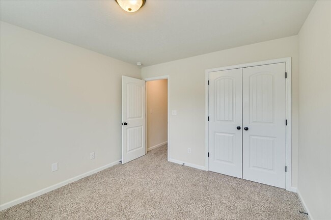 Building Photo - 880 Westlawn Dr
