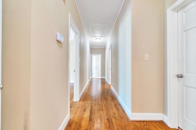 Building Photo - ** 3 bed 2 bath located in McGehee Estate ...