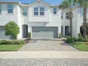 Building Photo - Spacious 3-Bedroom Townhome with Lake View...