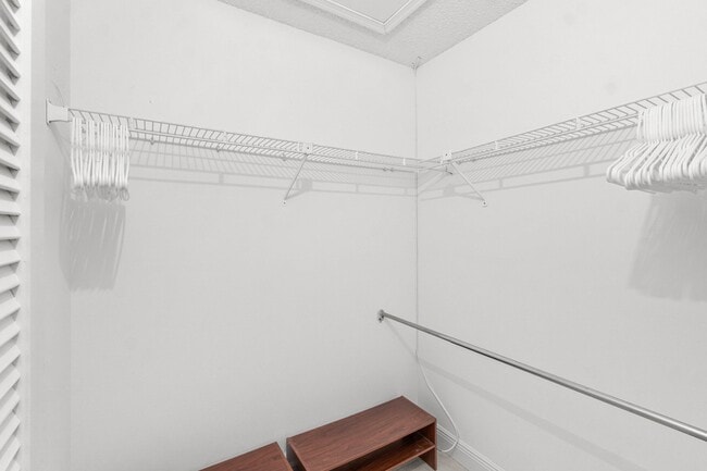 Building Photo - 10990 Greentrail Dr S