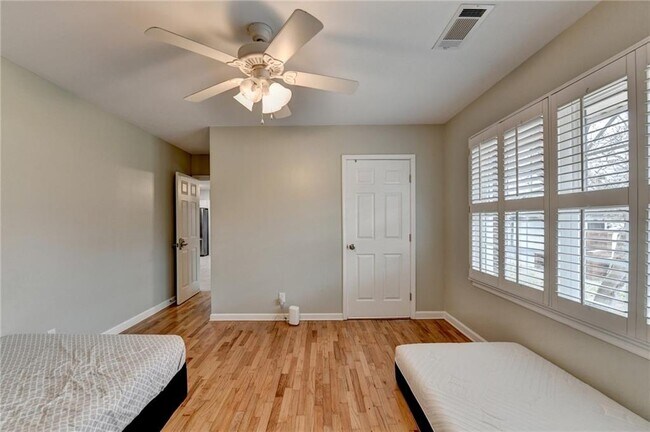 Building Photo - 8 Highland Ln