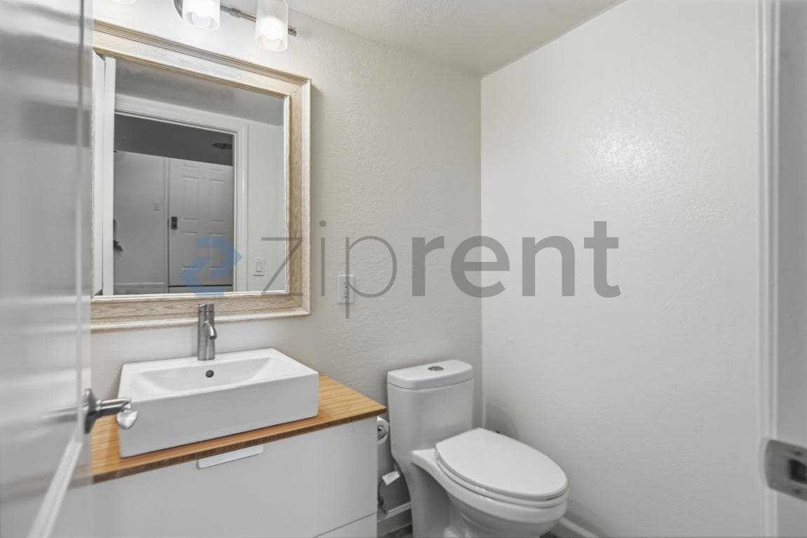 Building Photo - Unit