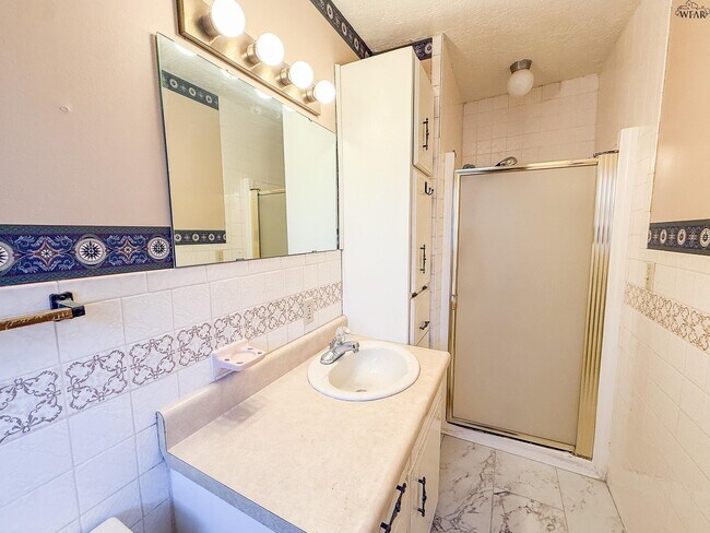 Building Photo - 4600 Belmount Dr