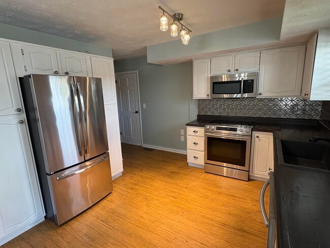 Building Photo - 9 Adkins Ct