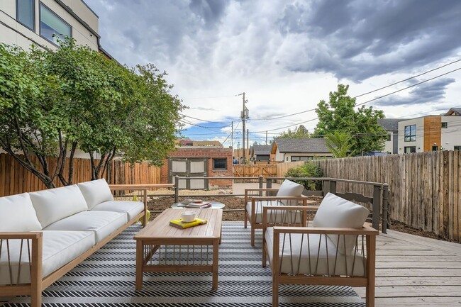 Building Photo - Stylish Home in the Heart of Highland with...