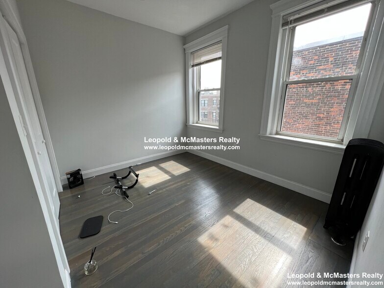 Building Photo - 112 Queensberry St