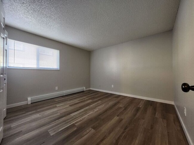 Building Photo - Spacious 2-Bedroom Apartment with Private ...