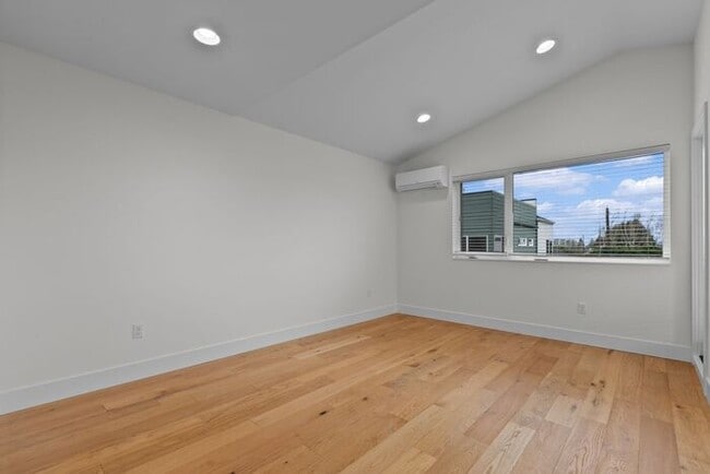 Building Photo - Stunning Modern Air-Conditioned Townhome in Coveted Whittier Heights