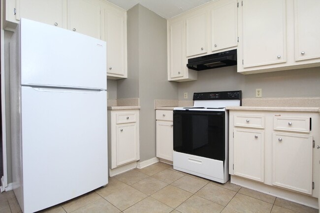 Building Photo - 4BR Ranch-Style Home off Olive Rd – Fenced Yard & Garage – Available 2/2