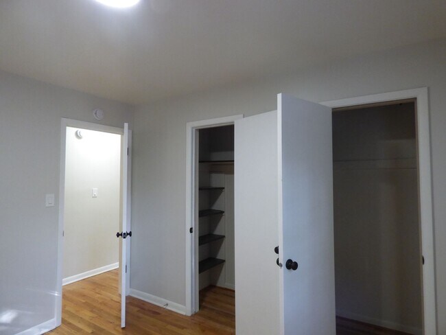 Building Photo - 1 Bedroom Duplex near Sunset Golf Course