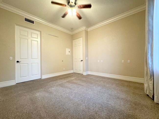 Building Photo - AVAILABLE NOW!!! DOWNSTAIRS 1 Bedroom 1 Ba...