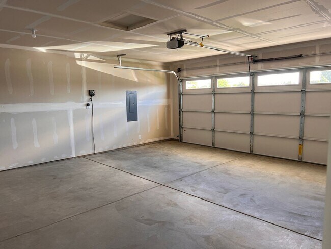 Building Photo - Newer Construction Home!!