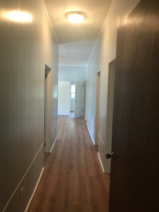 Building Photo - 3 Bedroom home in Hendersonville!
