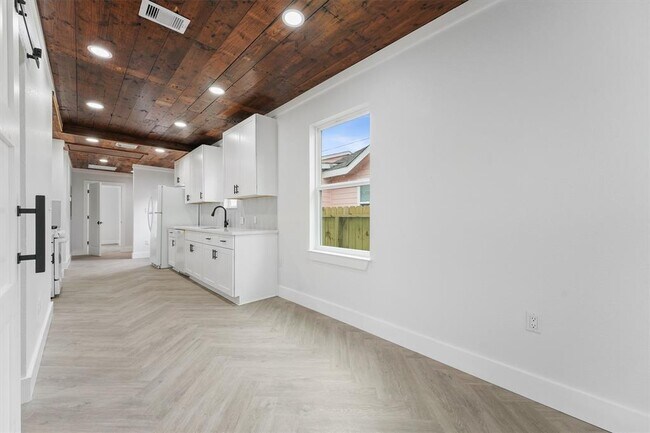 Building Photo - 5123 Avenue L