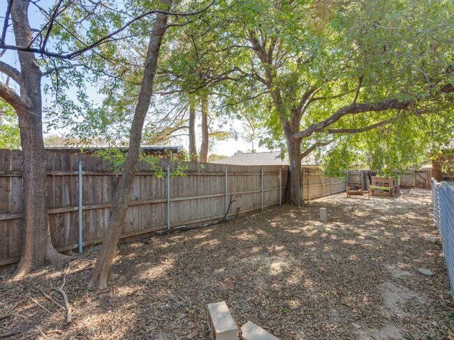 Building Photo - 2404 N Shields Dr