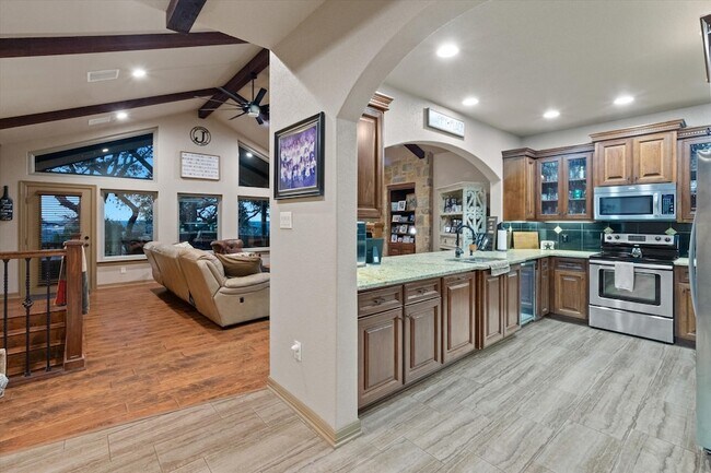 Building Photo - 785 Lake Forest