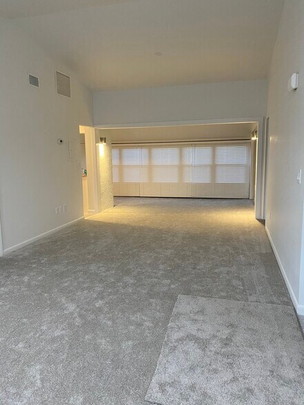 Building Photo - 1401 NE 14th Ct