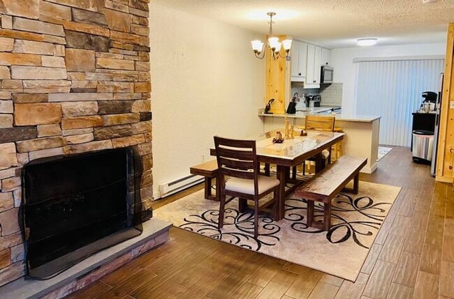 Building Photo - Charming 3BR Townhome in Hunter