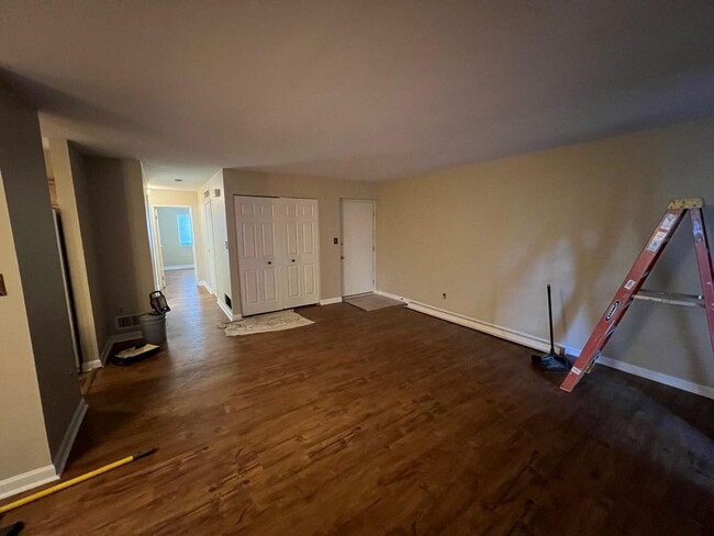 Building Photo - CONDO 2 BR walk out patio in Flying Hills ...