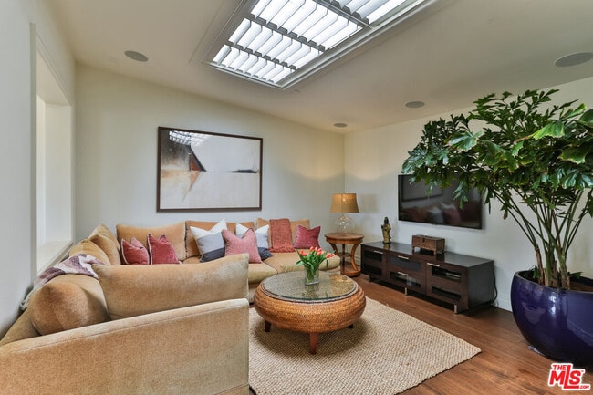 Building Photo - 218 Montreal St