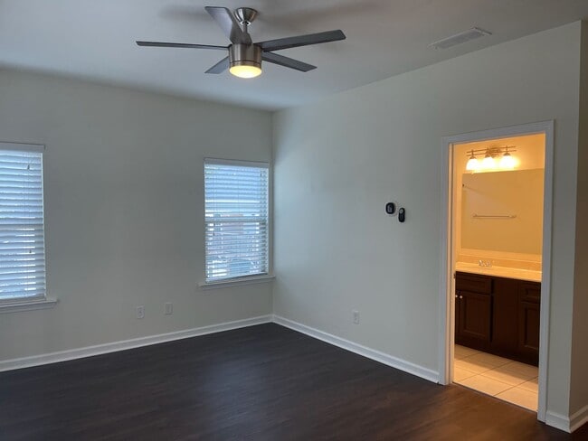 Building Photo - Newly Painted Townhouse on Riverside Neigh...