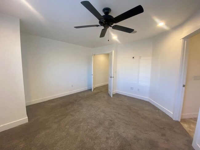 Building Photo - SPACIOUS TOWNHOME IN WASHINGTON