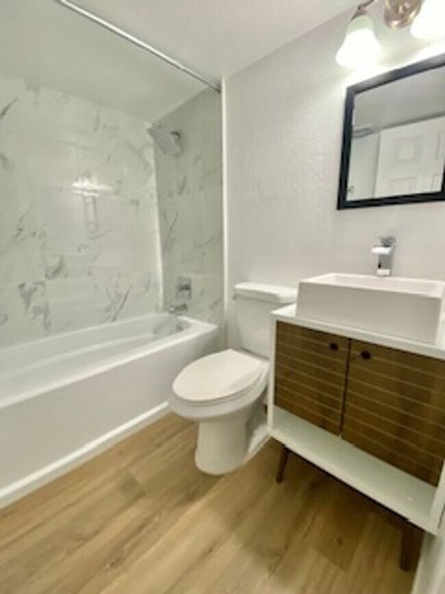 Building Photo - 4 bed 3, bath with connected guest house