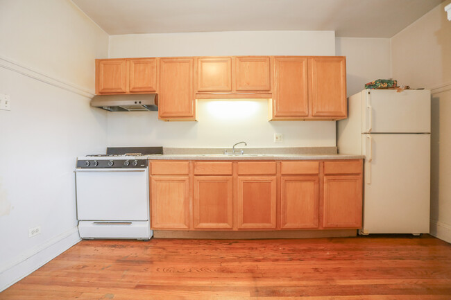 Building Photo - 2420 W Lunt Ave