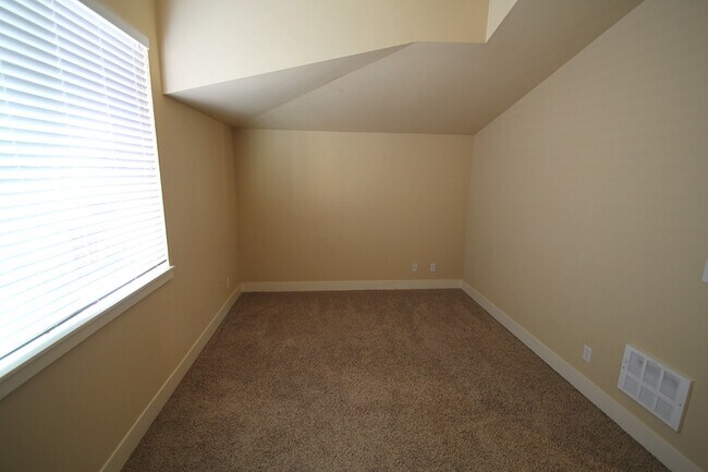 Building Photo - LUXURY 3 BED, 3 BATH SEATTLE TOWNHOME FOR RENT; AVAILABLE NOW!