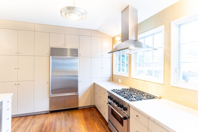 Building Photo - Beachwood Canyon 2b2b Home - Intentional F...