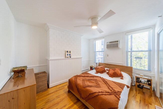 Building Photo - 466 Monmouth St