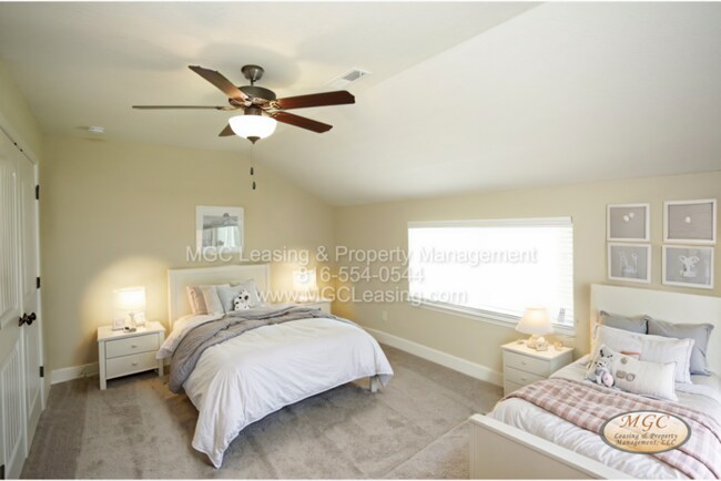 Building Photo - Luxury Living in Lee's Summit