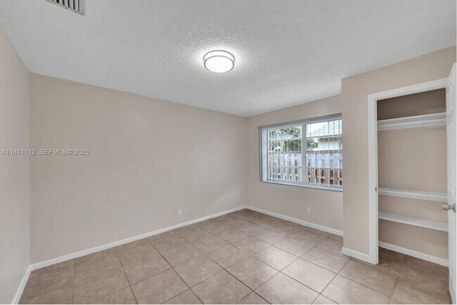 Building Photo - 2610 Riverland Dr