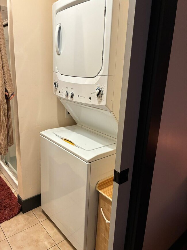 Building Photo - Charming and secluded Westside Bend apartment