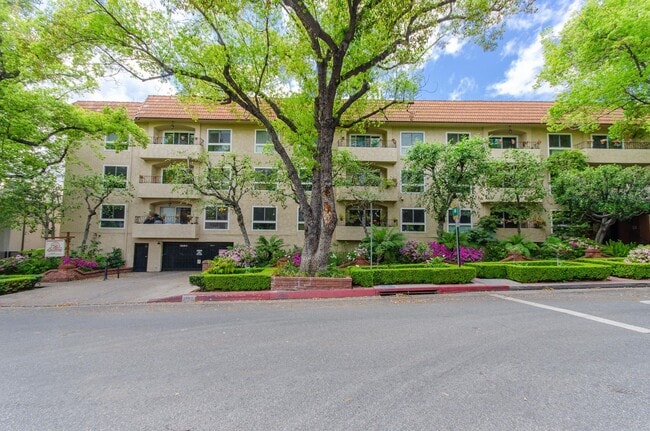 Primary Photo - Stunning renovated apartment in the Heart ...