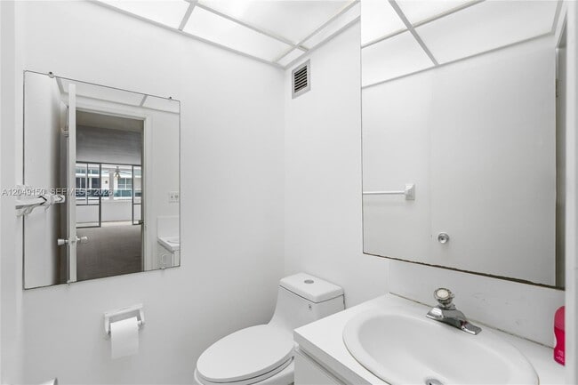 Building Photo - 5005 Collins Ave