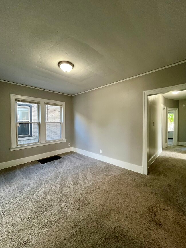 Building Photo - 170 Bondie St