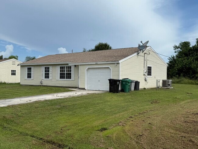 Building Photo - 2831 SE Leigh Ave