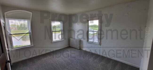 Building Photo - 1 Bedroom Upper Apartment