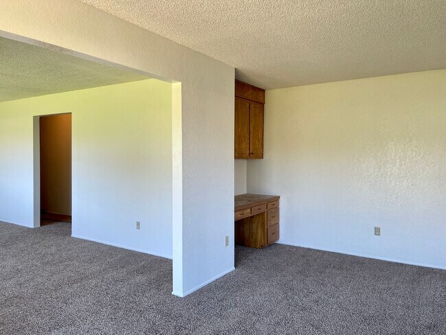 Building Photo - 4 bedroom home in convenient location on Alta Mesa Dr.
