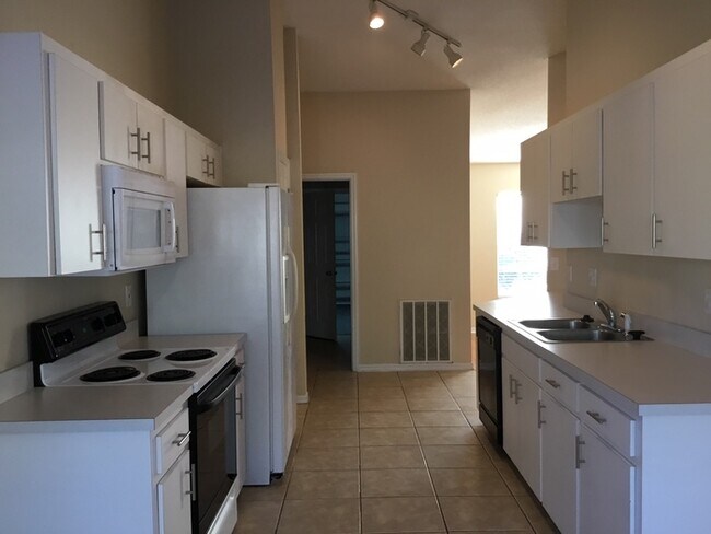 Building Photo - 7881 Manor Dr