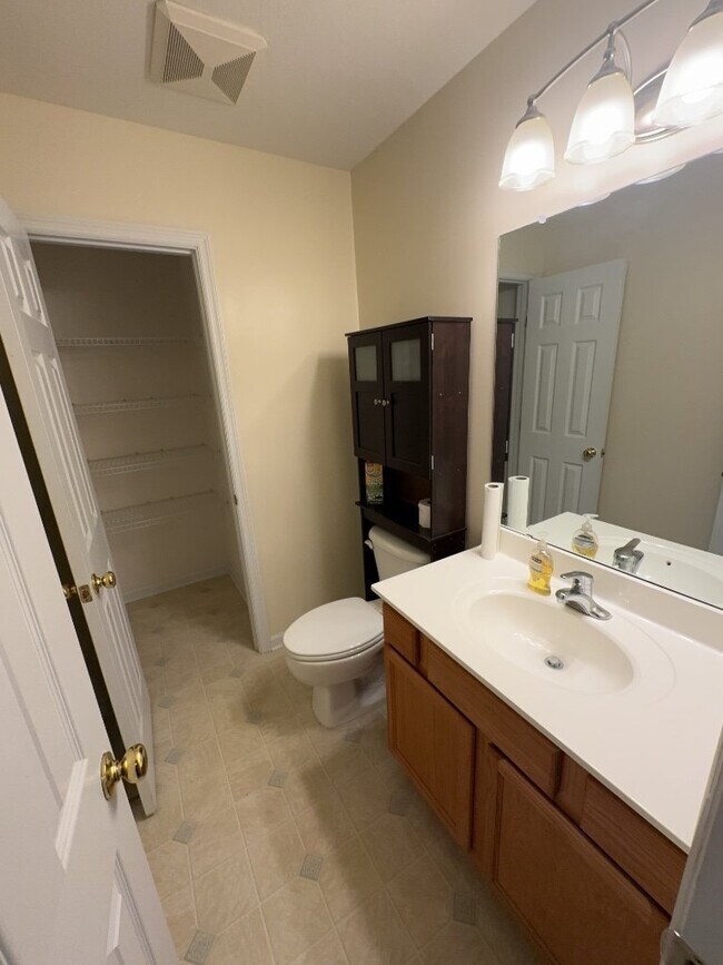 Building Photo - Charming 4 Bedroom, 2 Bath Home - 300 Shif...