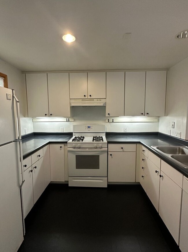 Building Photo - Furnished One Bedroom One Bath Home in Red...