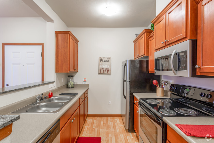 2BR, 2BA - 1,084 SF - Linden Lane Apartments