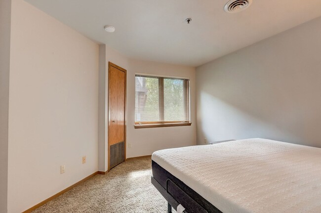 Building Photo - Charming 2-Bedroom Condo Near Campus - Ava...