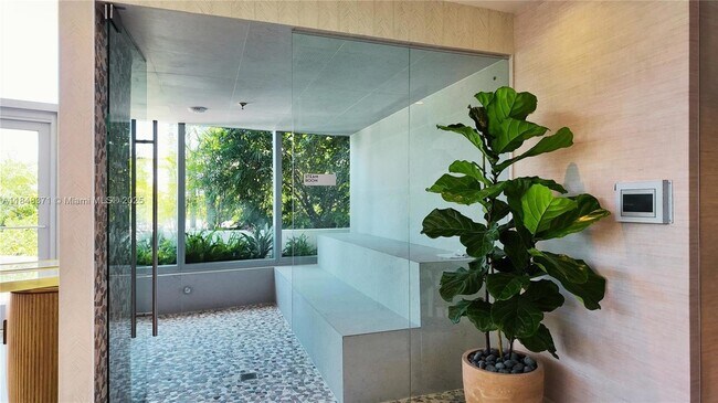 Building Photo - 700 NE 24th St