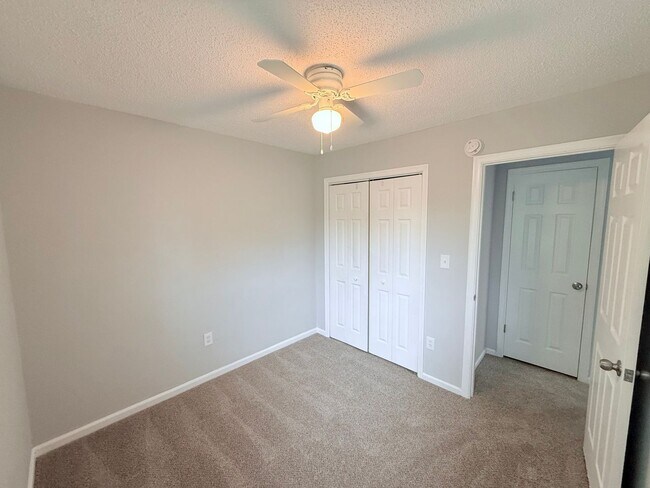 Building Photo - Modern Comfort Meets Convenience – Renovat...