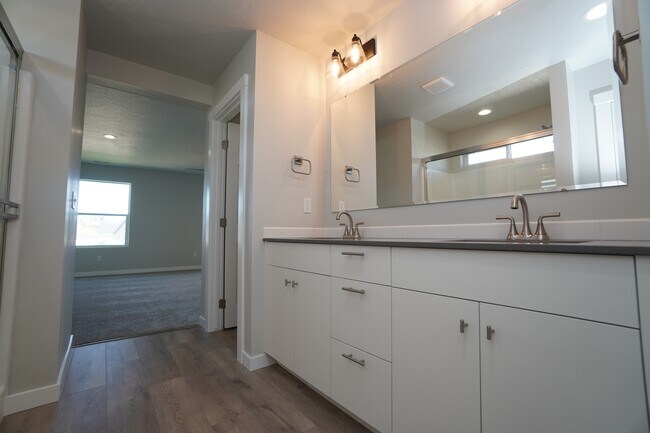 Building Photo - 1218 W Bass River Dr